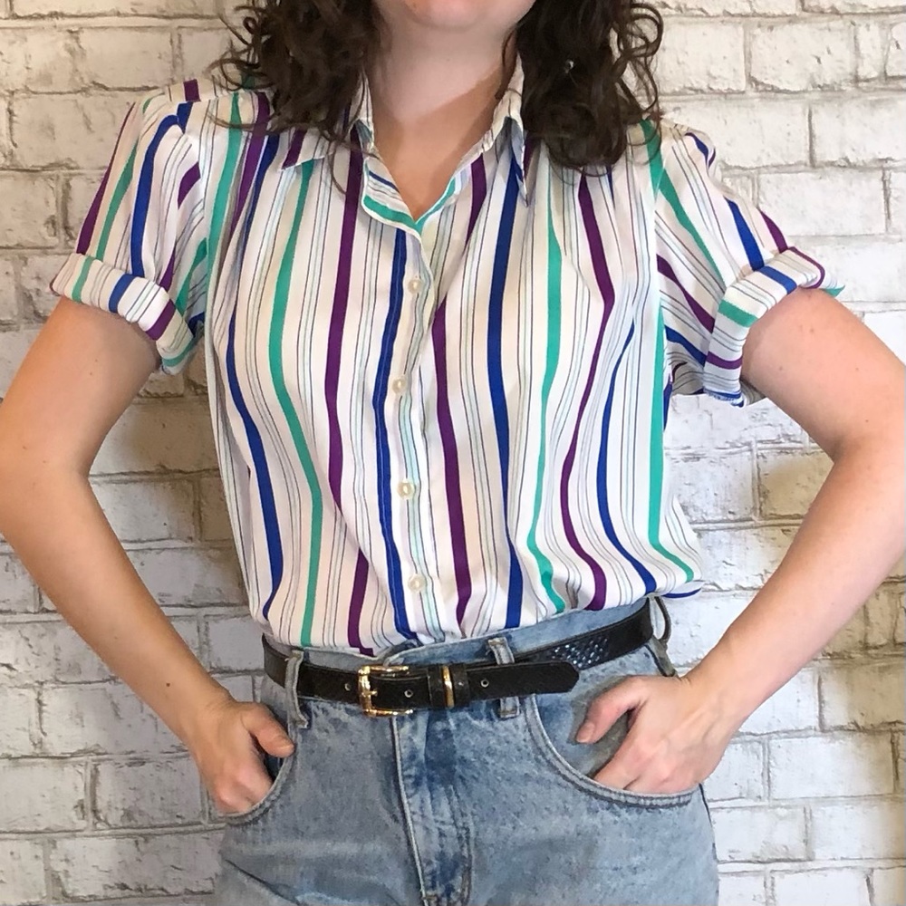 Retro blouse with a silky feeling